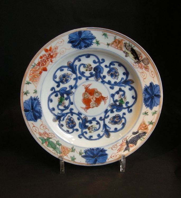 Dish (pair) porcelain &quot;Famille verte&quot; and underglaze blue decorated with fish - Kangxi period | MasterArt